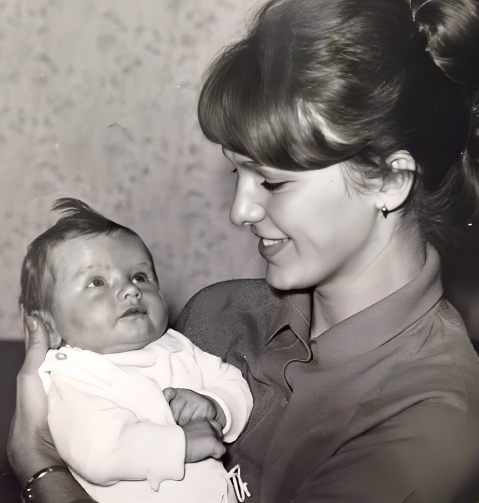 Suis-Nous - Adriana Karembeu a posté des photos en noir et blanc de sa maman Zlatica Sklenaříková jeune