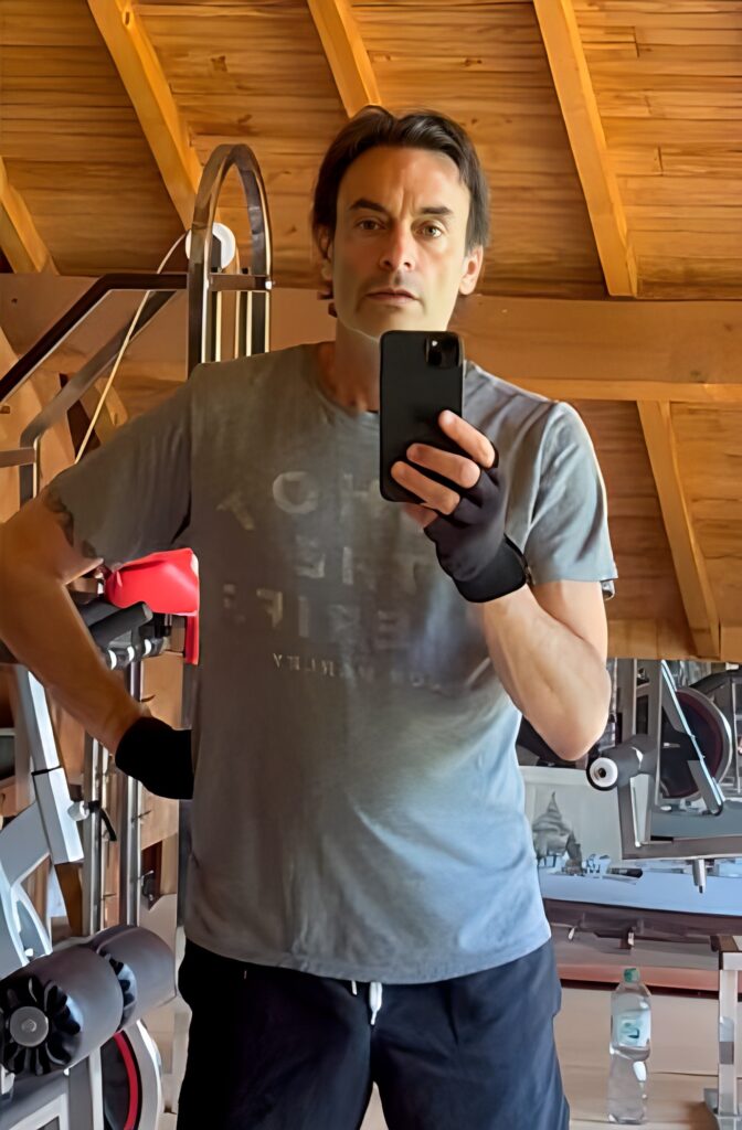 Suis-Nous - Anthony Delon à Douchy : Séance de sport en salle de musculation... Suis-Nous - Anthony Delon à Douchy : Séance de sport en salle de musculation...