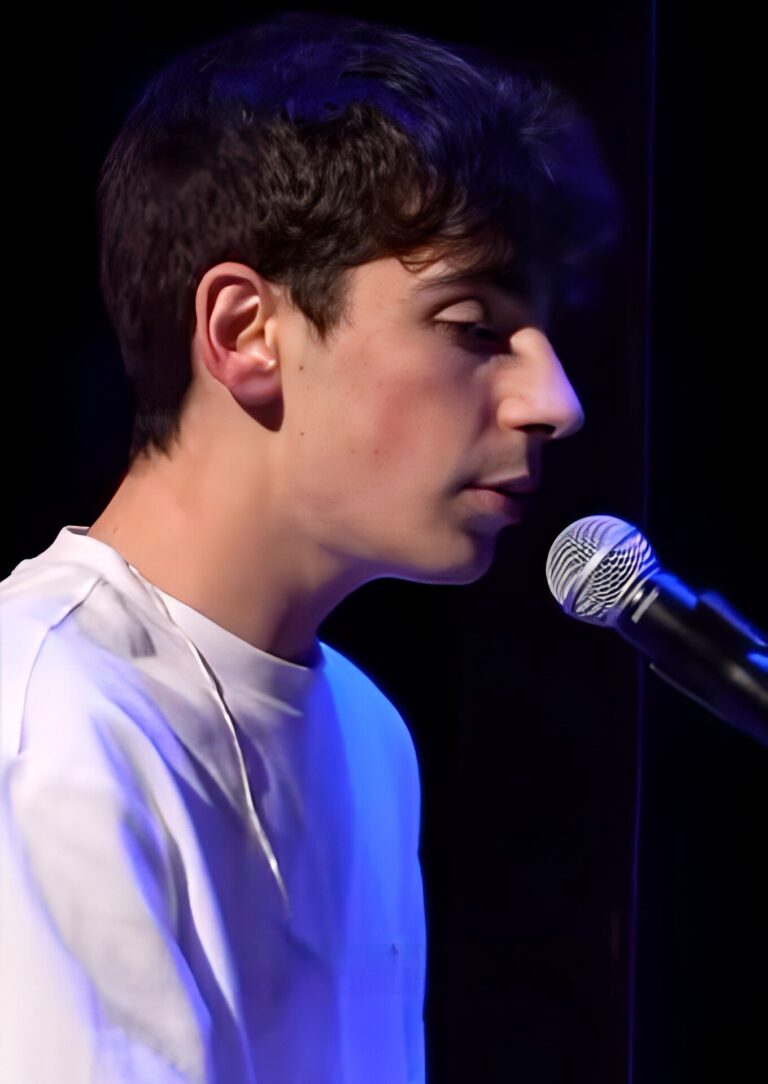 Suis-Nous - Léon, le fils de Patrick Bruel, se produira le 26 juin au Festival des sables, en première partie de Marine.