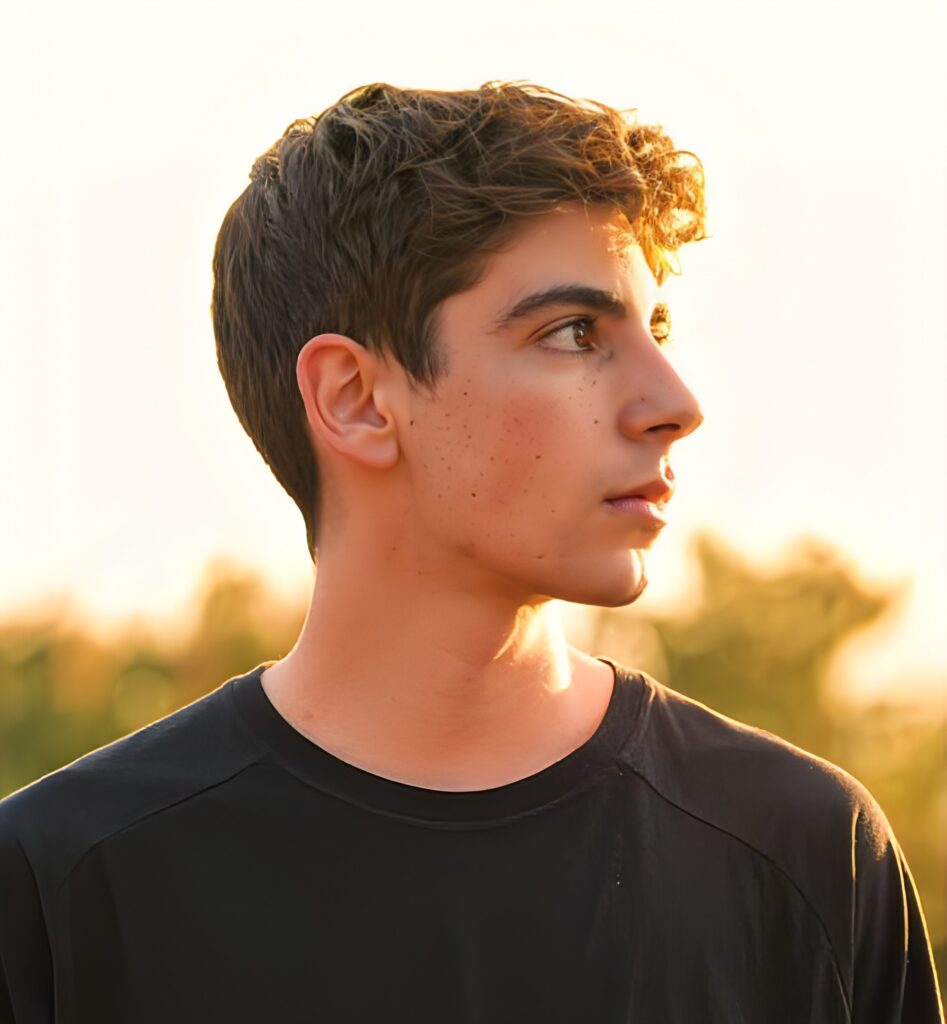 Suis-Nous - Léon, le fils de Patrick Bruel, se produira le 26 juin au Festival des sables, en première partie de Marine. Suis-Nous - Léon, le fils de Patrick Bruel, se produira le 26 juin au Festival des sables, en première partie de Marine.