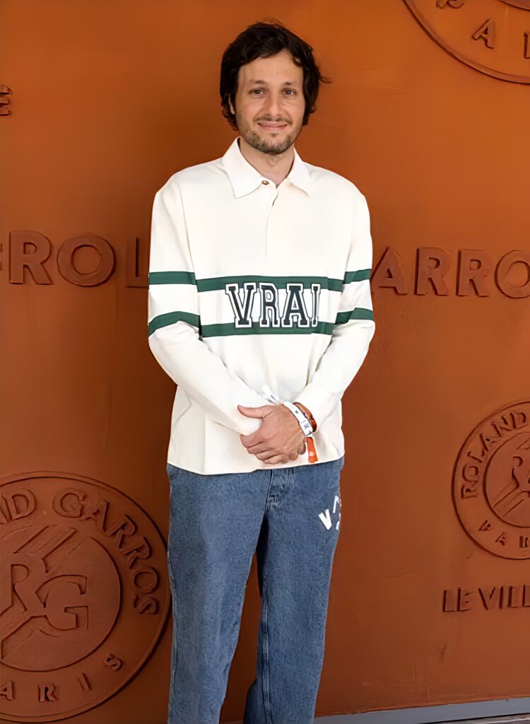 Suis-Nous - Vianney a quitté sa cabane pour s'installer dans les gradins de Roland Garros, aux côtés de son épouse Catherine Robert. Suis-Nous - Vianney a quitté sa cabane pour s'installer dans les gradins de Roland Garros, aux côtés de son épouse Catherine Robert.