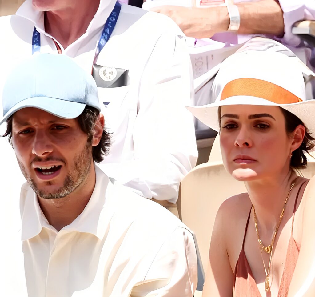 Suis-Nous - Vianney a quitté sa cabane pour s'installer dans les gradins de Roland Garros, aux côtés de son épouse Catherine Robert. Suis-Nous - Vianney a quitté sa cabane pour s'installer dans les gradins de Roland Garros, aux côtés de son épouse Catherine Robert.
