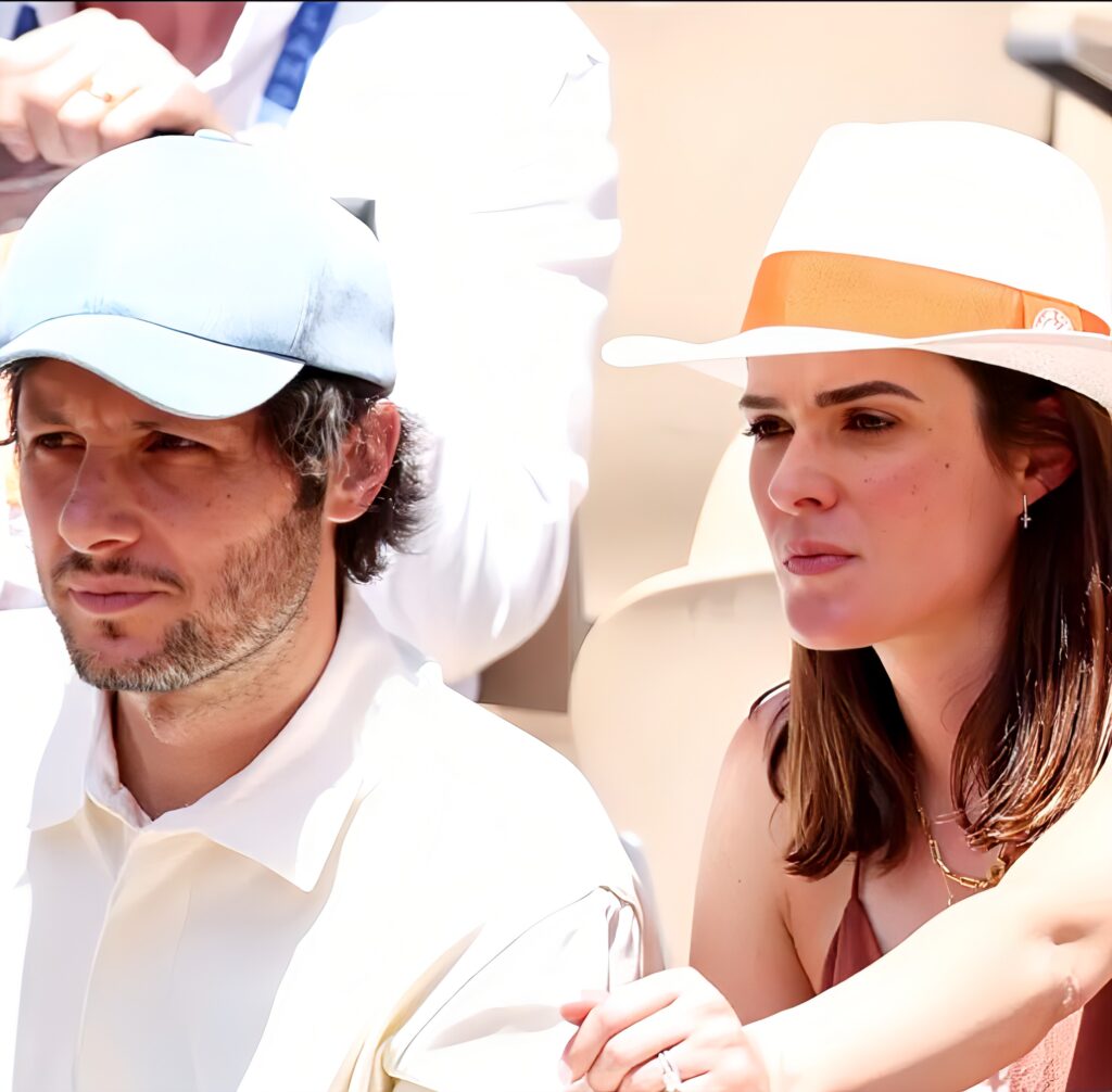 Suis-Nous - Vianney a quitté sa cabane pour s'installer dans les gradins de Roland Garros, aux côtés de son épouse Catherine Robert. Suis-Nous - Vianney a quitté sa cabane pour s'installer dans les gradins de Roland Garros, aux côtés de son épouse Catherine Robert.