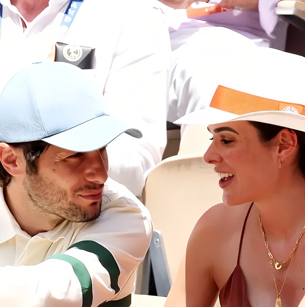 Suis-Nous - Vianney a quitté sa cabane pour s'installer dans les gradins de Roland Garros, aux côtés de son épouse Catherine Robert. Suis-Nous - Vianney a quitté sa cabane pour s'installer dans les gradins de Roland Garros, aux côtés de son épouse Catherine Robert.