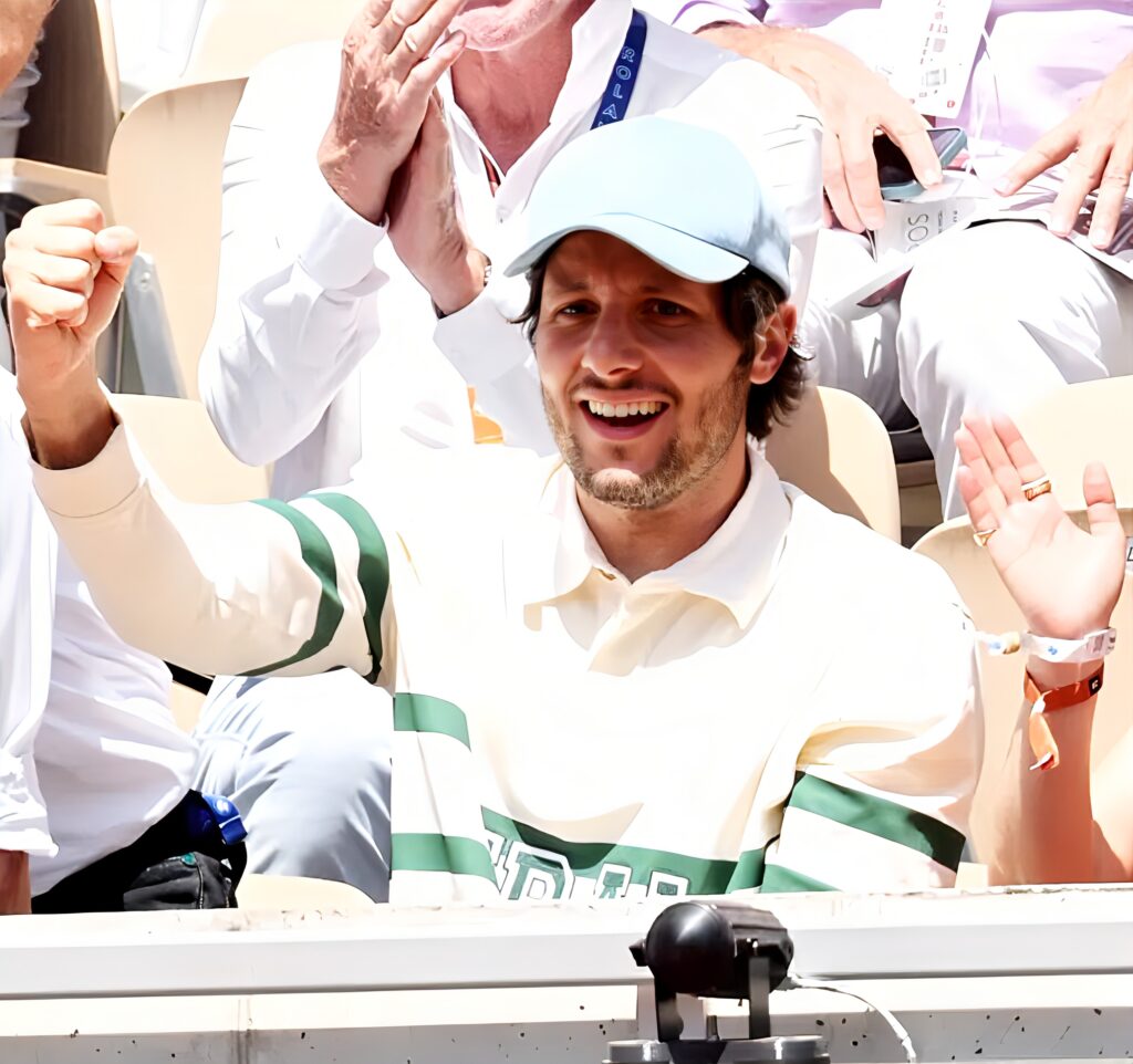 Suis-Nous - Vianney a quitté sa cabane pour s'installer dans les gradins de Roland Garros, aux côtés de son épouse Catherine Robert. Suis-Nous - Vianney a quitté sa cabane pour s'installer dans les gradins de Roland Garros, aux côtés de son épouse Catherine Robert.