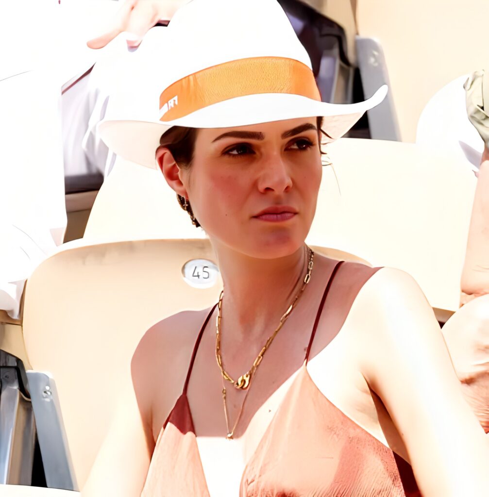 Suis-Nous - Vianney a quitté sa cabane pour s'installer dans les gradins de Roland Garros, aux côtés de son épouse Catherine Robert. Suis-Nous - Vianney a quitté sa cabane pour s'installer dans les gradins de Roland Garros, aux côtés de son épouse Catherine Robert.