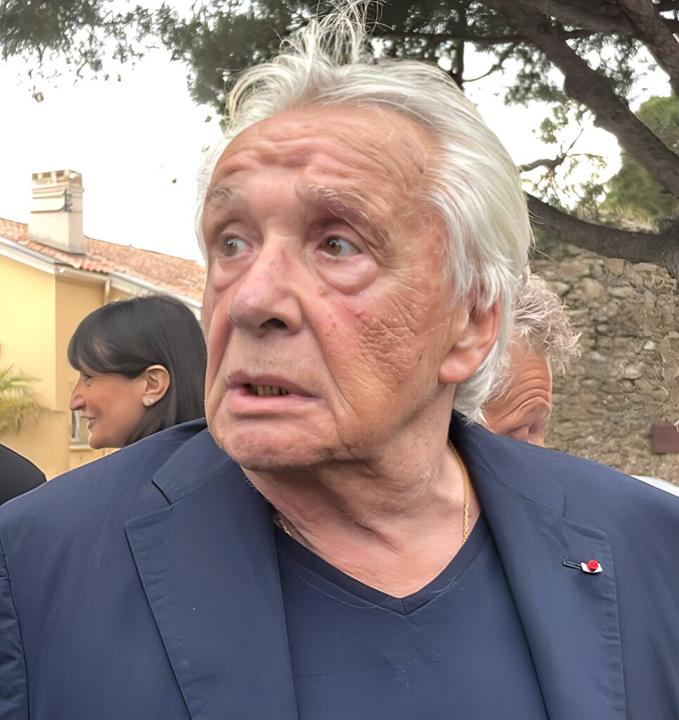 Suis-Nous - Michel Sardou inaugure le "Trophée Fernand Sardou" à Bormes-les-Mimosas devant un public ravi.
