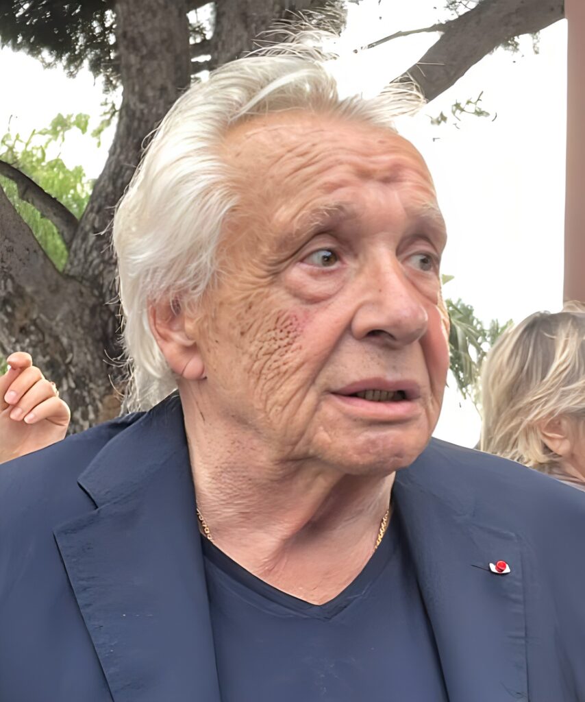 Suis-Nous - Michel Sardou inaugure le "Trophée Fernand Sardou" à Bormes-les-Mimosas devant un public ravi.