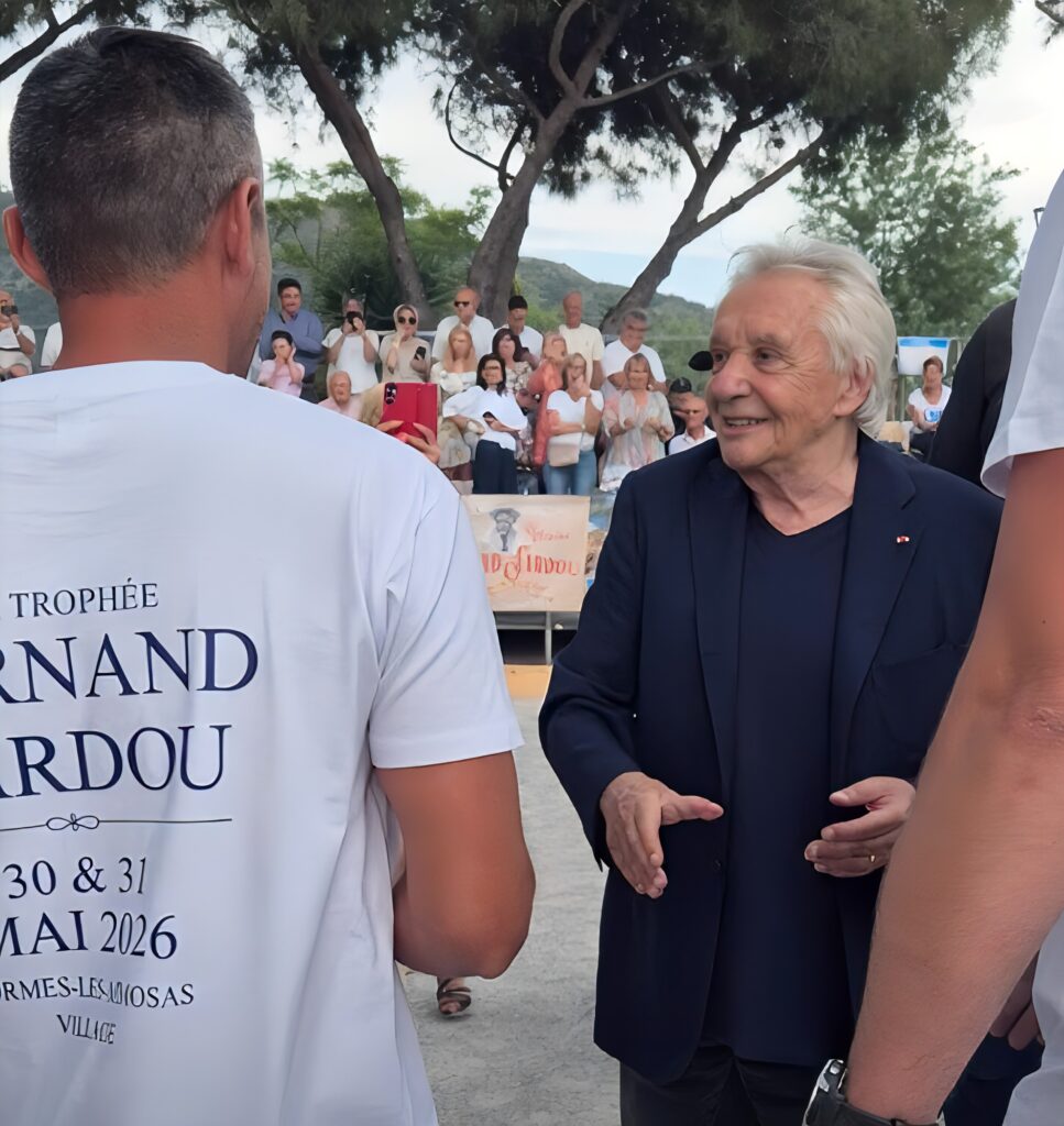 Suis-Nous - Michel Sardou inaugure le "Trophée Fernand Sardou" à Bormes-les-Mimosas devant un public ravi.
