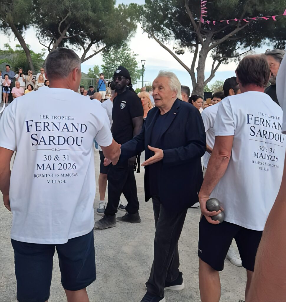 Suis-Nous - Michel Sardou inaugure le "Trophée Fernand Sardou" à Bormes-les-Mimosas devant un public ravi.