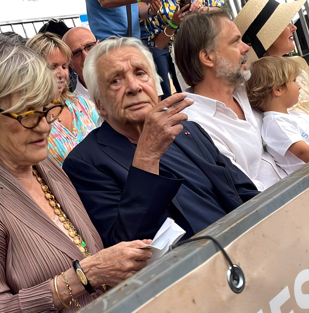 Suis-Nous - Michel Sardou inaugure le "Trophée Fernand Sardou" à Bormes-les-Mimosas devant un public ravi.