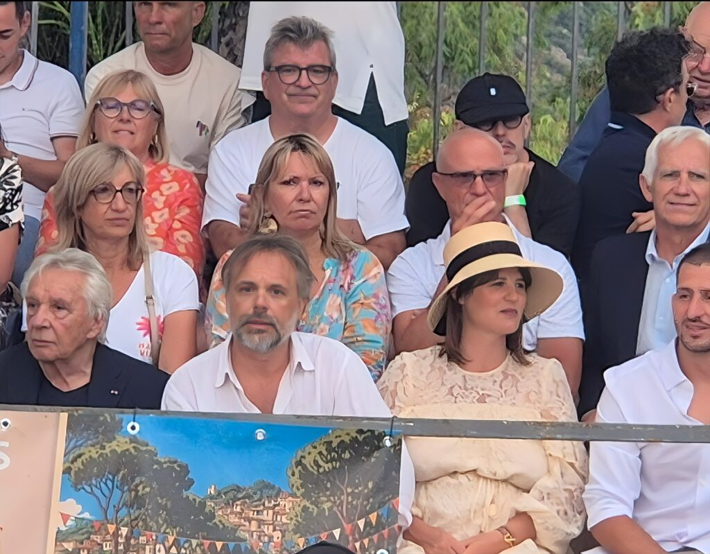 Suis-Nous - Michel Sardou inaugure le "Trophée Fernand Sardou" à Bormes-les-Mimosas devant un public ravi.