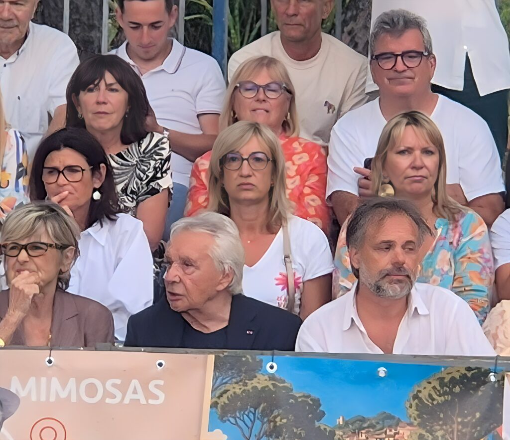 Suis-Nous - Michel Sardou inaugure le "Trophée Fernand Sardou" à Bormes-les-Mimosas devant un public ravi.