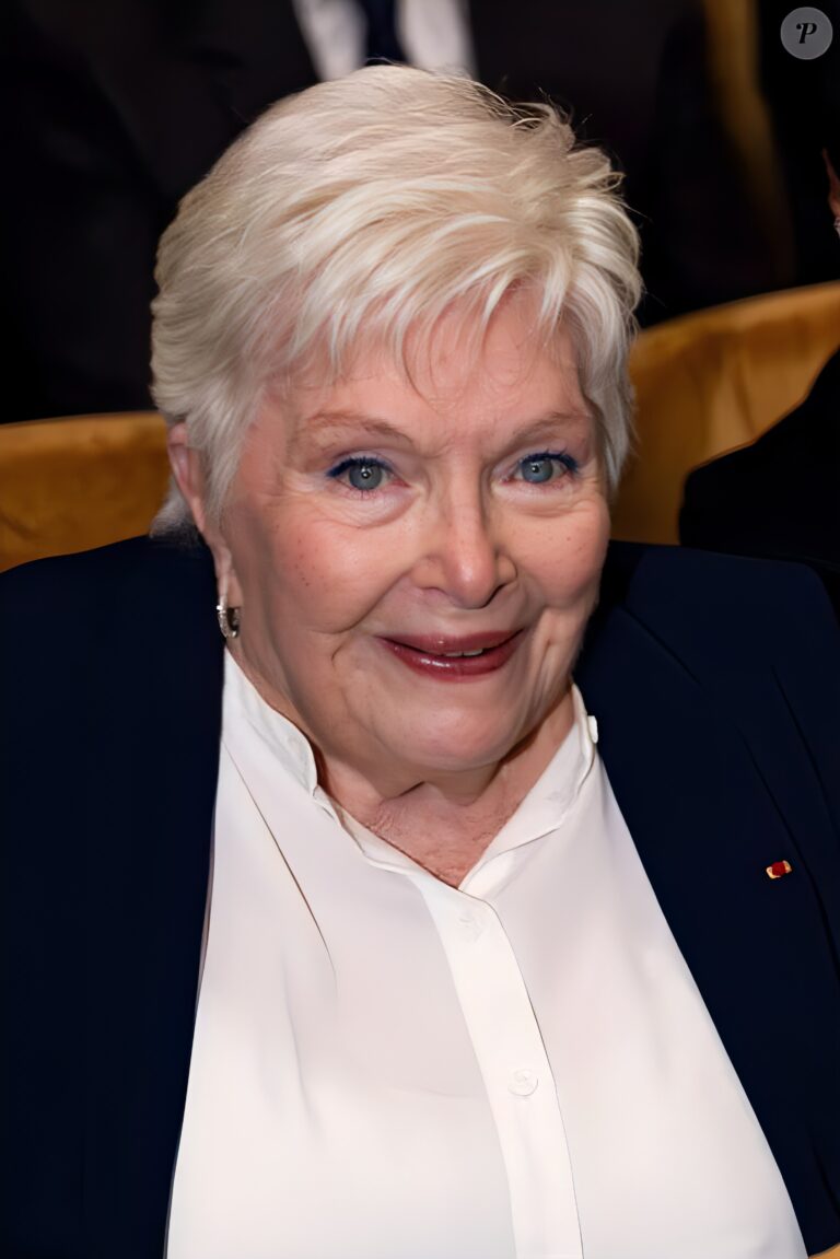 Suis-Nous - Line Renaud (97 ans), apparaît en pleine forme, lors d'une soirée parisienne ce mercredi 20 mai.