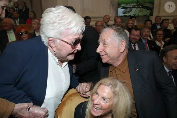 Suis-Nous - Line Renaud (97 ans), apparaît en pleine forme, lors d'une soirée parisienne ce mercredi 20 mai.
