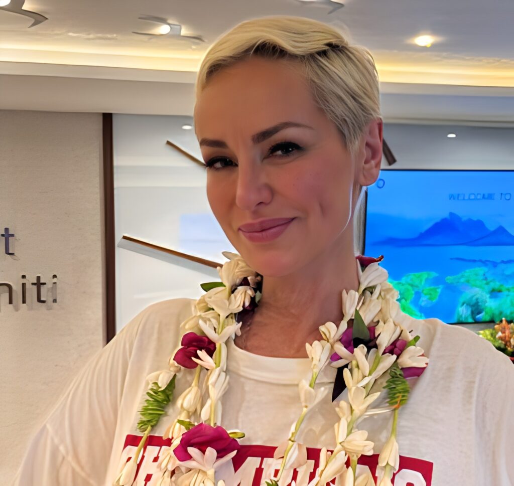 Suis-Nous - Marc Lavoine et Adriana Karembeu arrivent en Polynésie pour l'élection de Miss Tahiti.