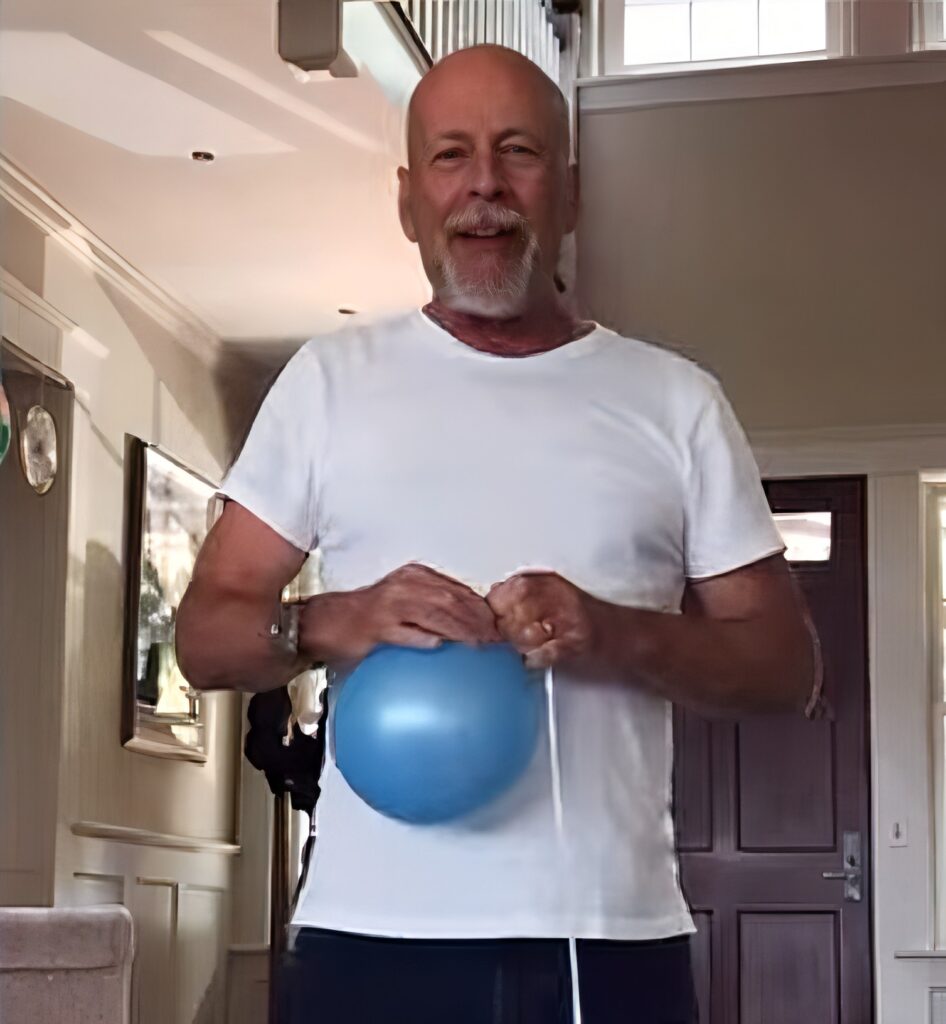 Suis-Nous - Pour ses 50 ans, Emma Heming, la femme de Bruce Willis, partage un message bouleversant.