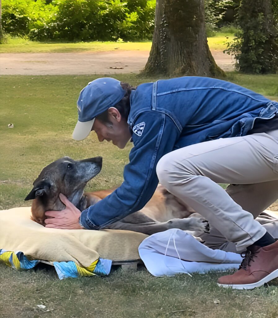Suis-Nous - "15 ans et demi. Elle tient par amour." Anthony Delon nous parle de sa chienne Blew Suis-Nous - "15 ans et demi. Elle tient par amour." Anthony Delon nous parle de sa chienne Blew
