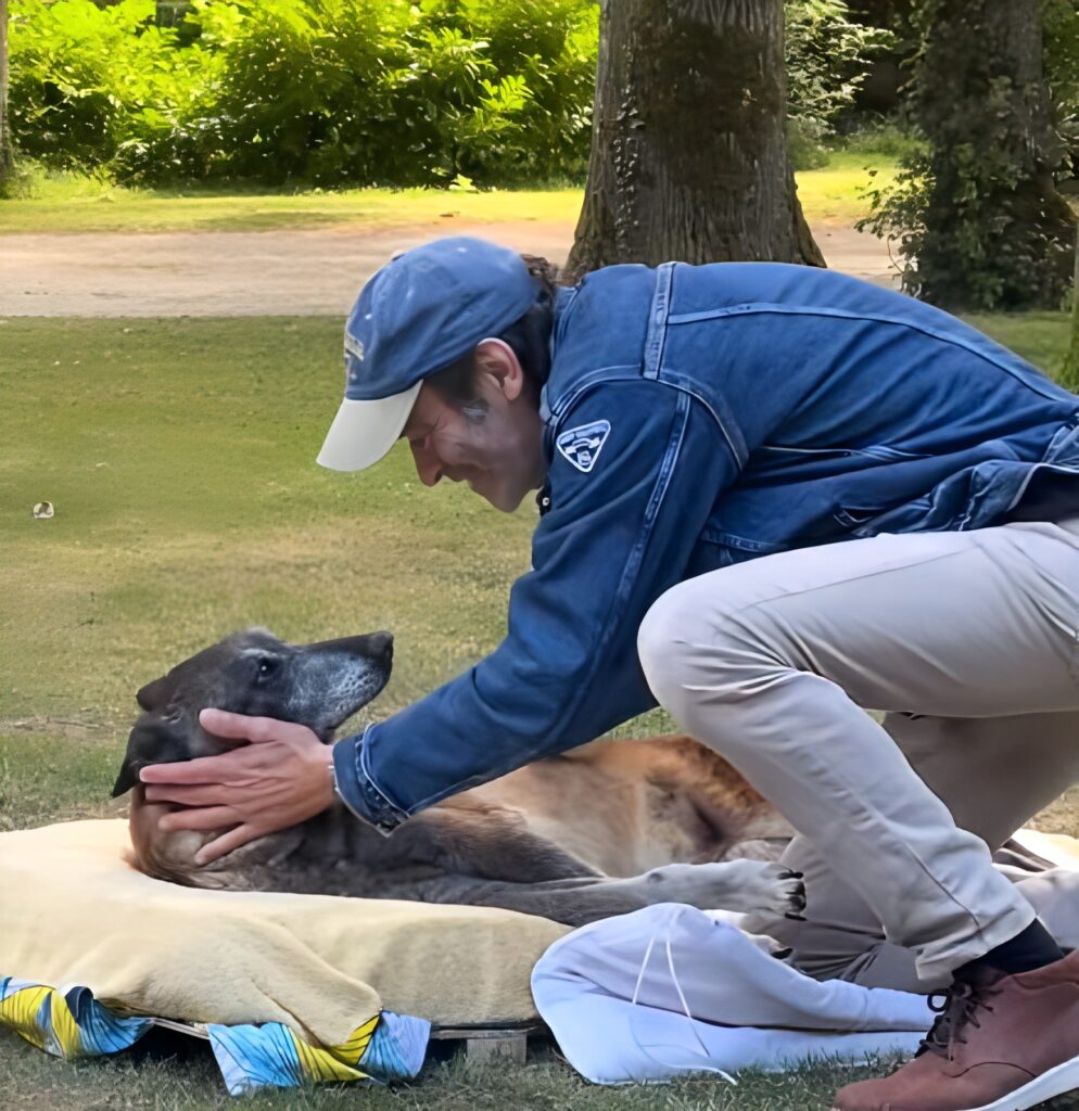 Suis-Nous - "15 ans et demi. Elle tient par amour." Anthony Delon nous parle de sa chienne Blew Suis-Nous - "15 ans et demi. Elle tient par amour." Anthony Delon nous parle de sa chienne Blew