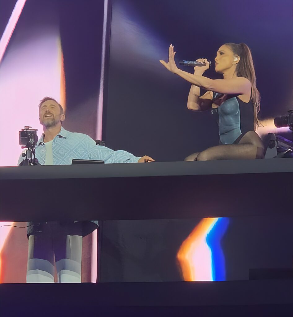 Suis-Nous - David Guetta au Stade de France : Trois concerts de dingue ! Vidéo Live du 13 juin... Suis-Nous - David Guetta au Stade de France : Trois concerts de dingue ! Vidéo Live du 13 juin...