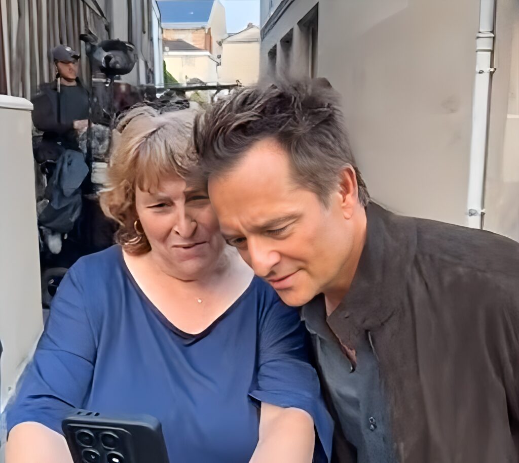 Suis-Nous - David Hallyday toujours aussi sympa, discute et pose pour les passants à Châlons-en-Champagne...