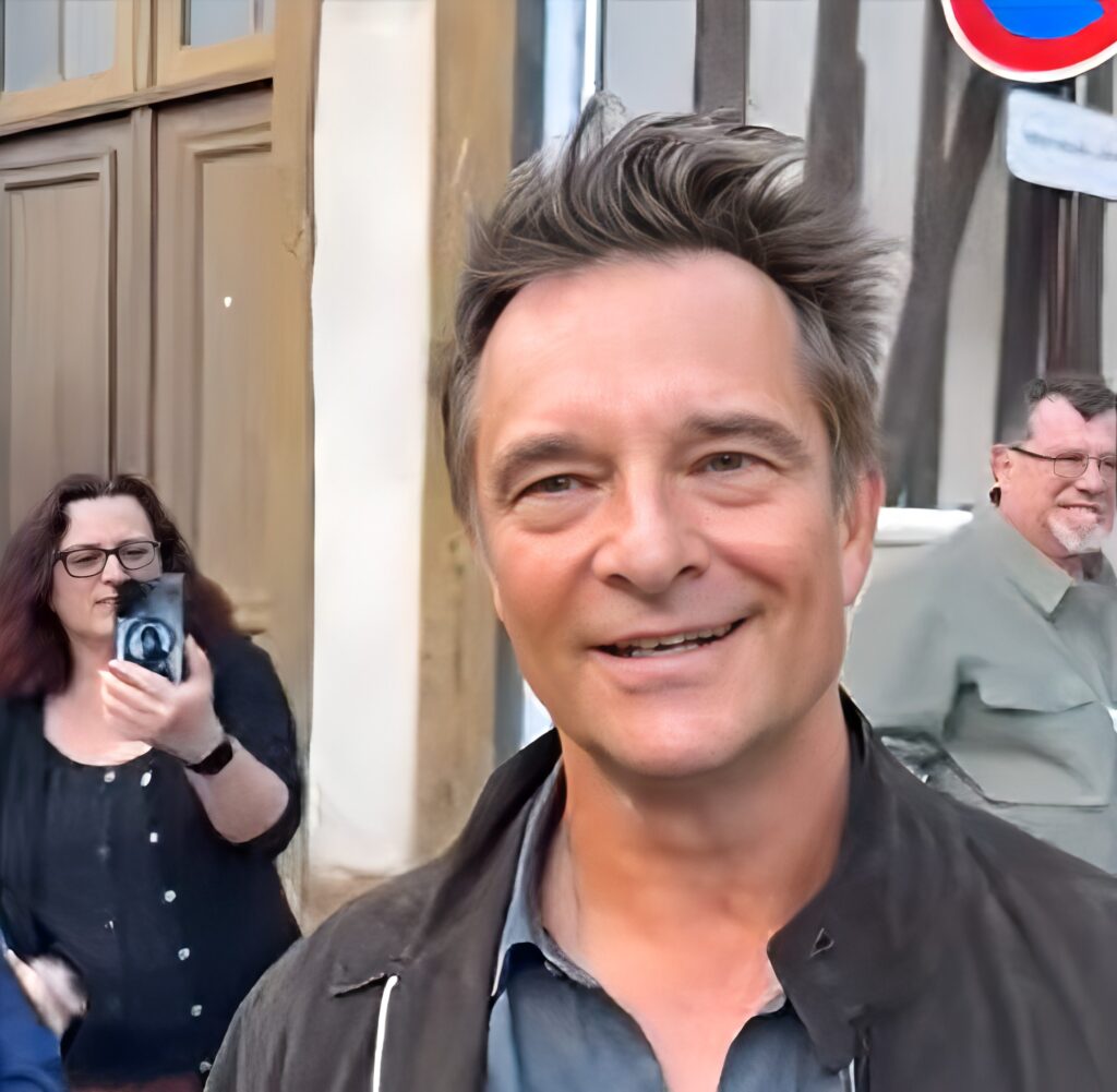 Suis-Nous - David Hallyday toujours aussi sympa, discute et pose pour les passants à Châlons-en-Champagne...