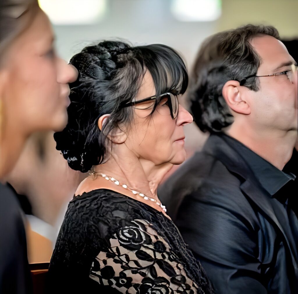 Suis-Nous - Obsèques de Frank Michael ce samedi 20 juin 2026. La famille réunie à l’église Saint-Firmin de Rotheux, en Belgique, pour un dernier adieu Suis-Nous - Obsèques de Frank Michael ce samedi 20 juin 2026. La famille réunie à l’église Saint-Firmin de Rotheux, en Belgique, pour un dernier adieu