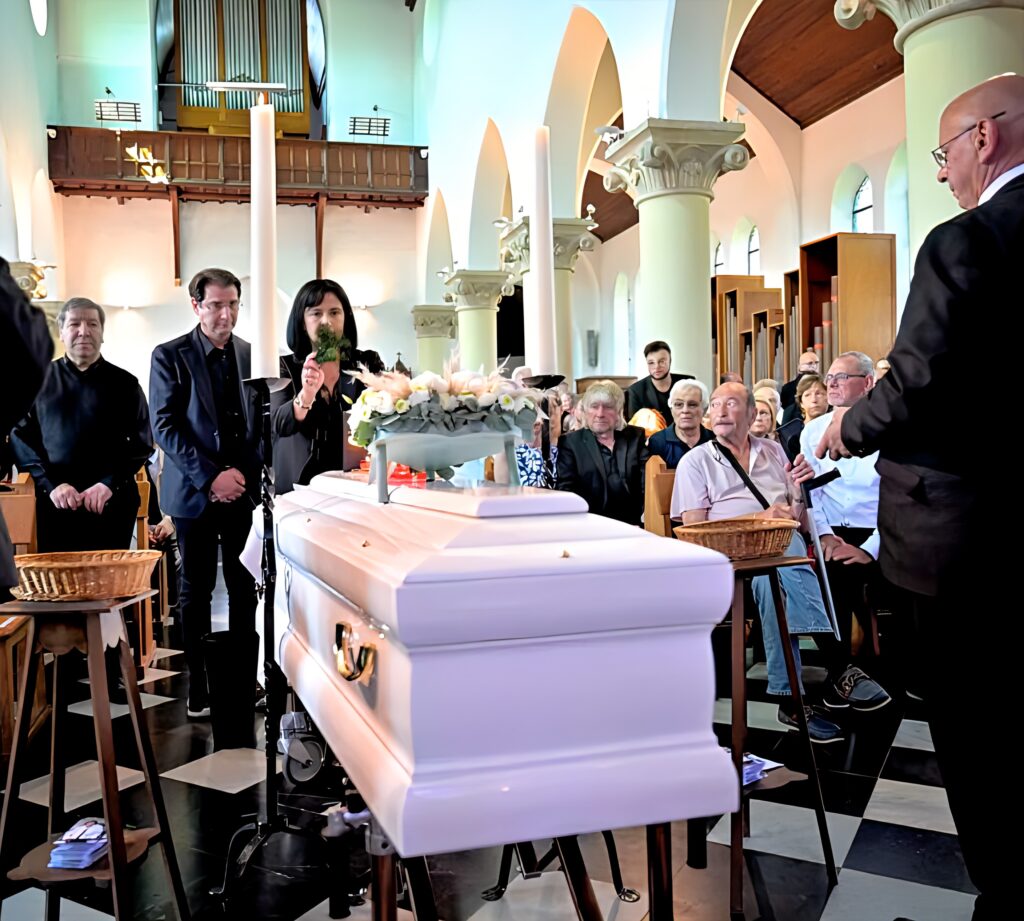 Suis-Nous - Obsèques de Frank Michael ce samedi 20 juin 2026. La famille réunie à l’église Saint-Firmin de Rotheux, en Belgique, pour un dernier adieu Suis-Nous - Obsèques de Frank Michael ce samedi 20 juin 2026. La famille réunie à l’église Saint-Firmin de Rotheux, en Belgique, pour un dernier adieu