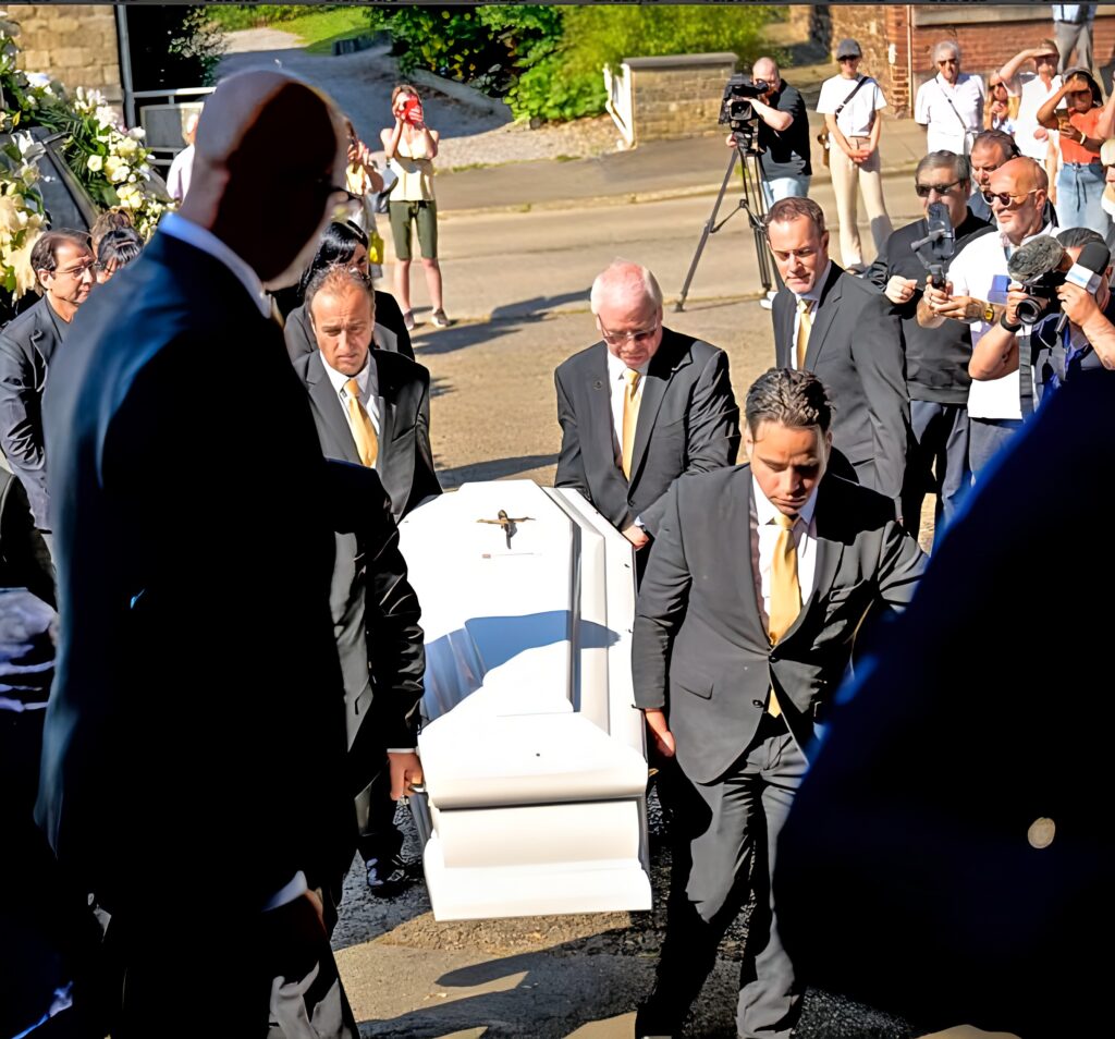 Suis-Nous - Obsèques de Frank Michael ce samedi 20 juin 2026. La famille réunie à l’église Saint-Firmin de Rotheux, en Belgique, pour un dernier adieu Suis-Nous - Obsèques de Frank Michael ce samedi 20 juin 2026. La famille réunie à l’église Saint-Firmin de Rotheux, en Belgique, pour un dernier adieu