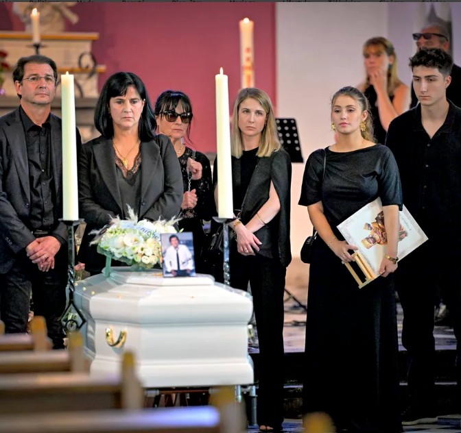 Suis-Nous - Obsèques de Frank Michael ce samedi 20 juin 2026. La famille réunie à l’église Saint-Firmin de Rotheux, en Belgique, pour un dernier adieu Suis-Nous - Obsèques de Frank Michael ce samedi 20 juin 2026. La famille réunie à l’église Saint-Firmin de Rotheux, en Belgique, pour un dernier adieu