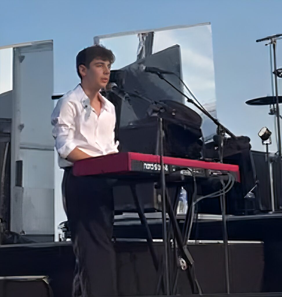 Suis-Nous - Léon Hesby, le fils de Patrick Bruel, a donné son premier concert aux Sables-d’Olonne, ce vendredi 26 juin.