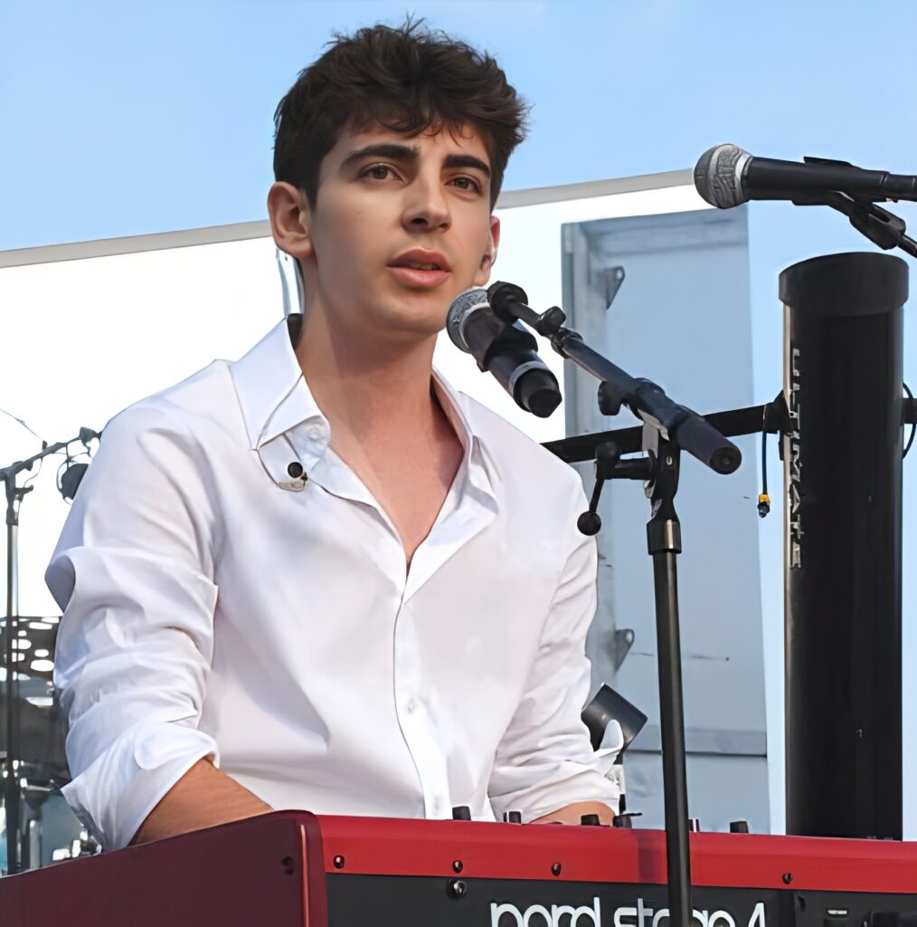 Suis-Nous - Léon, le fils de Patrick Bruel, était accompagné de sa maman, Amanda Sthers, pour sa première scène en France, aux Sables-d'Olonne