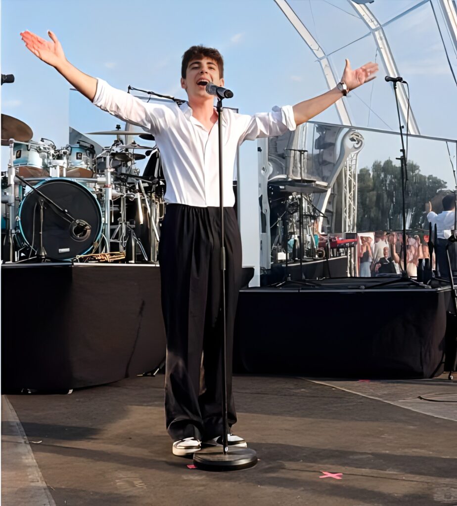 Suis-Nous - Léon, le fils de Patrick Bruel, était accompagné de sa maman, Amanda Sthers, pour sa première scène en France, aux Sables-d'Olonne