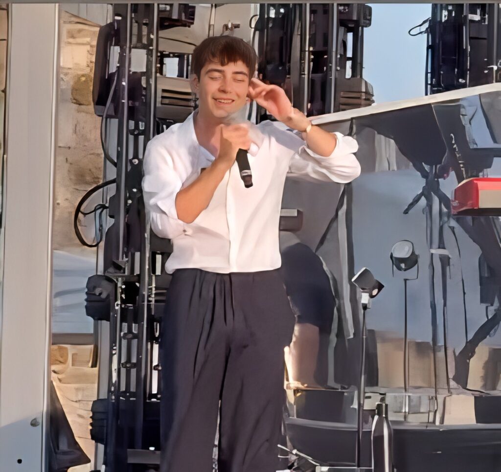 Suis-Nous - Léon Hesby, le fils de Patrick Bruel, a donné son premier concert aux Sables-d’Olonne, ce vendredi 26 juin.