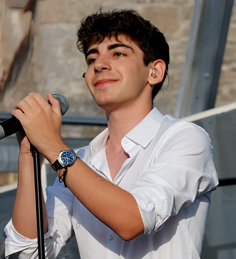 Suis-Nous - Léon, le fils de Patrick Bruel, était accompagné de sa maman, Amanda Sthers, pour sa première scène en France, aux Sables-d'Olonne