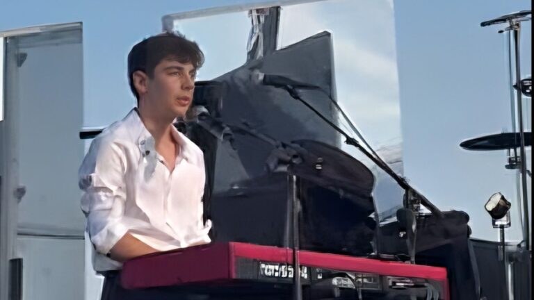 Suis-Nous - Léon Hesby, le fils de Patrick Bruel, a donné son premier concert aux Sables-d’Olonne, ce vendredi 26 juin.
