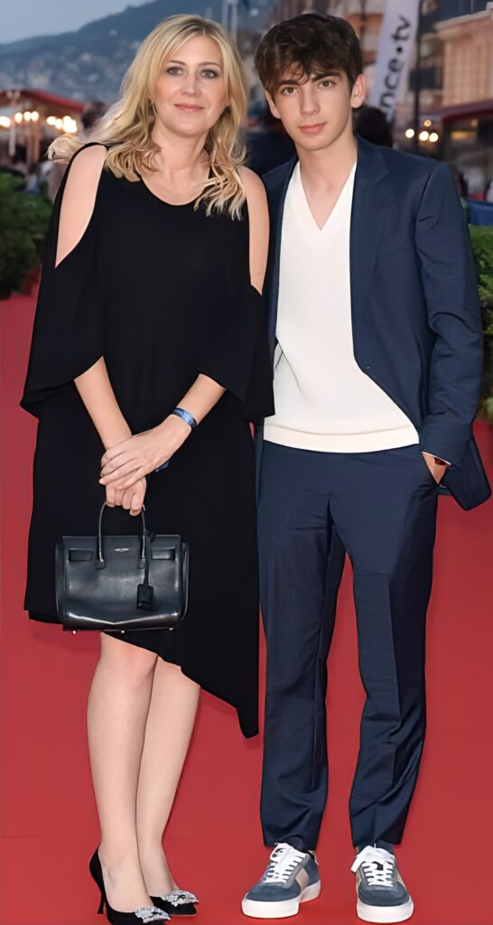 Suis-Nous - Léon, le fils de Patrick Bruel, était accompagné de sa maman, Amanda Sthers, pour sa première scène en France, aux Sables-d'Olonne