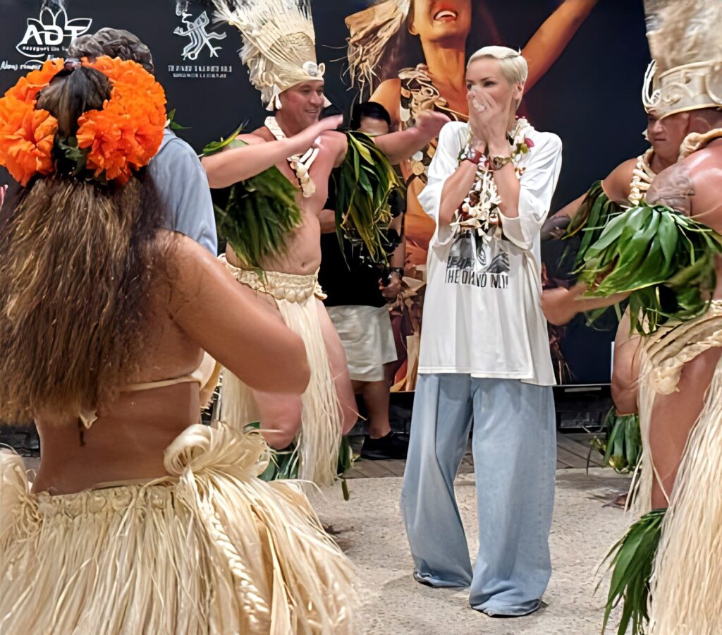 Suis-Nous - Marc Lavoine et Adriana Karembeu arrivent en Polynésie pour l'élection de Miss Tahiti.
