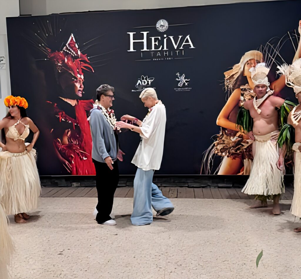 Suis-Nous - Marc Lavoine et Adriana Karembeu arrivent en Polynésie pour l'élection de Miss Tahiti.