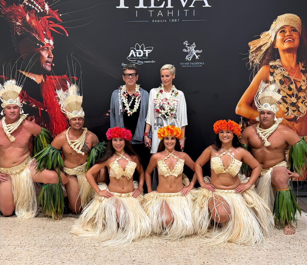 Suis-Nous - Marc Lavoine et Adriana Karembeu arrivent en Polynésie pour l'élection de Miss Tahiti.