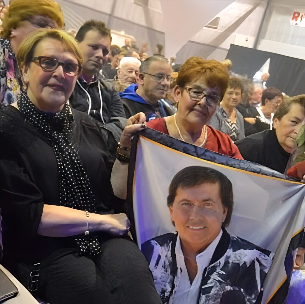 Suis-Nous - Décès de Frank Michael: Des millions de fans seniors pleurent leu idole ! Le rideau tombe sur le charmeur de ces dames... Suis-Nous - Décès de Frank Michael: Des millions de fans seniors pleurent leu idole ! Le rideau tombe sur le charmeur de ces dames...