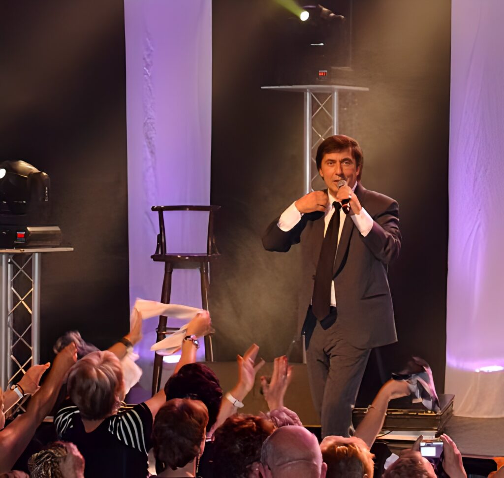 Suis-Nous - Décès de Frank Michael: Des millions de fans seniors pleurent leu idole ! Le rideau tombe sur le charmeur de ces dames... Suis-Nous - Décès de Frank Michael: Des millions de fans seniors pleurent leu idole ! Le rideau tombe sur le charmeur de ces dames...