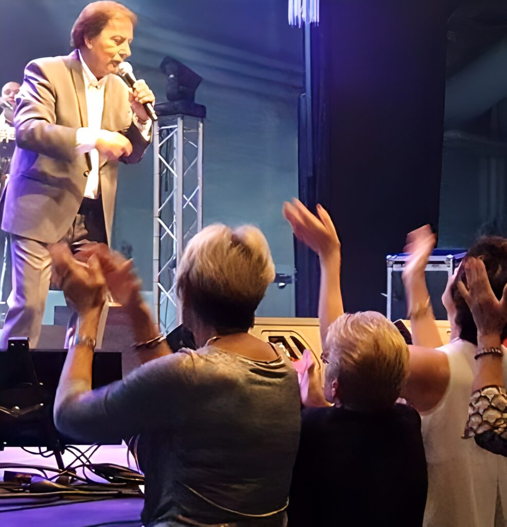 Suis-Nous - Décès de Frank Michael: Des millions de fans seniors pleurent leu idole ! Le rideau tombe sur le charmeur de ces dames... Suis-Nous - Décès de Frank Michael: Des millions de fans seniors pleurent leu idole ! Le rideau tombe sur le charmeur de ces dames...
